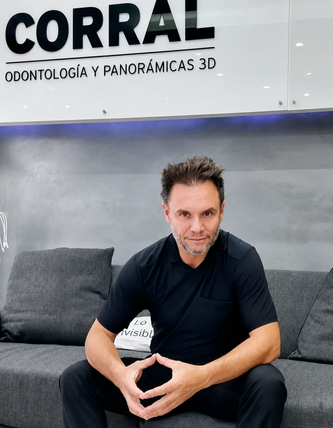 Dr. Sebastián Corral en el consultorio Corral Odontología y Panorámicas 3D